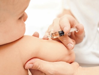 Первая вакцинация делается сразу после рождения, а ревакцинация в месячном возрасте Первая вакцинация делается сразу после рождения, а ревакцинация в месячном возрасте