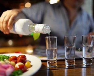 Безопасные дозы алкоголя намного ниже, чем обычный человек привык употреблять на застольях