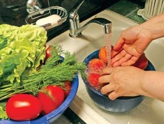 Обязательно мойте овощи и другие продукты, чтобы убрать с них вредные микроорганизмы и разносчиков болезней