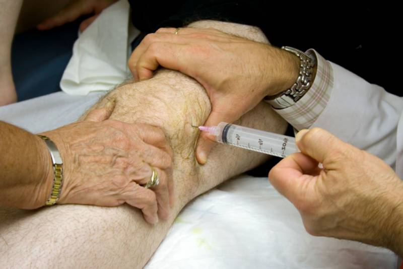 Инъекция лекарственного средства в коленный сустав Инъекция лекарственного средства в коленный сустав