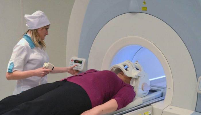 Для МРТ сочленений челюсти ставится дополнительное устройство со специальными катушками возле них Для МРТ сочленений челюсти ставится дополнительное устройство со специальными катушками возле них