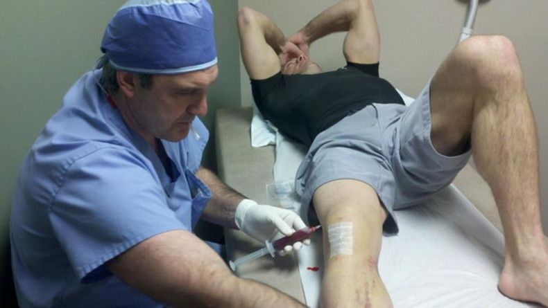 Забор специалистом биологической жидкости из коленного сустава. После получения анализов пациенту назначат курс антибиотикотерапии. Забор специалистом биологической жидкости из коленного сустава. После получения анализов пациенту назначат курс антибиотикотерапии.